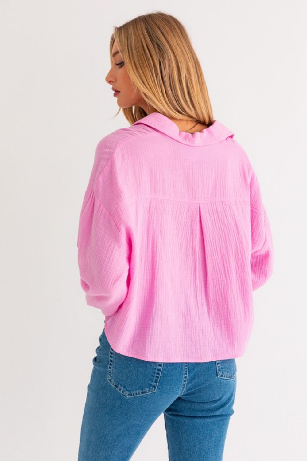 Gilli Button-Up Textured Cropped Shirt in Pink