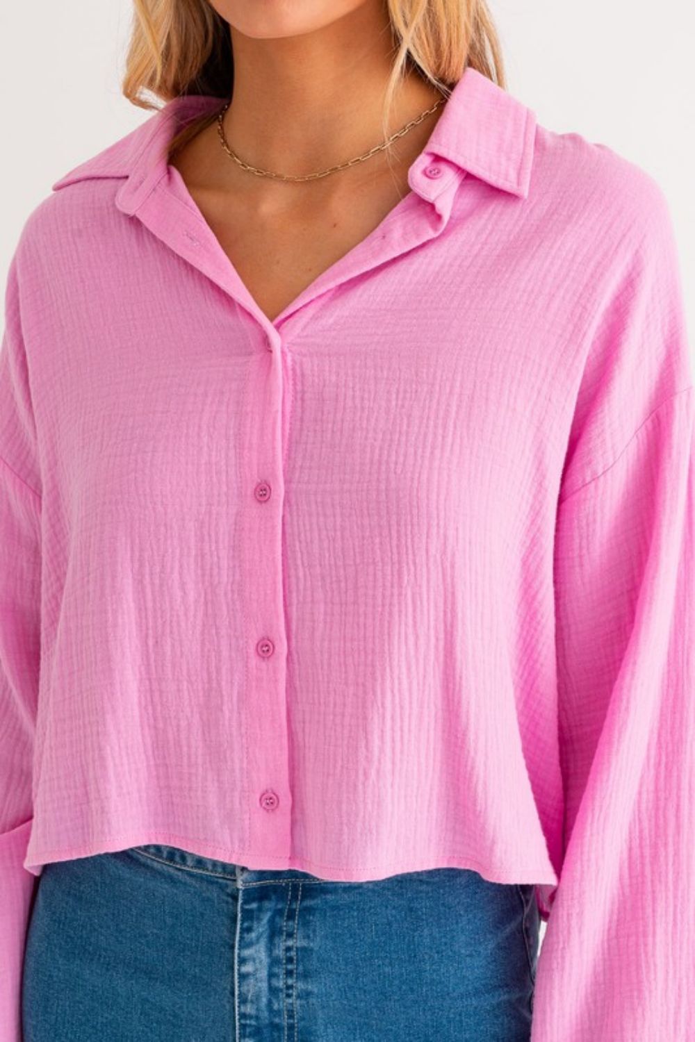 Gilli Button-Up Textured Cropped Shirt in Pink