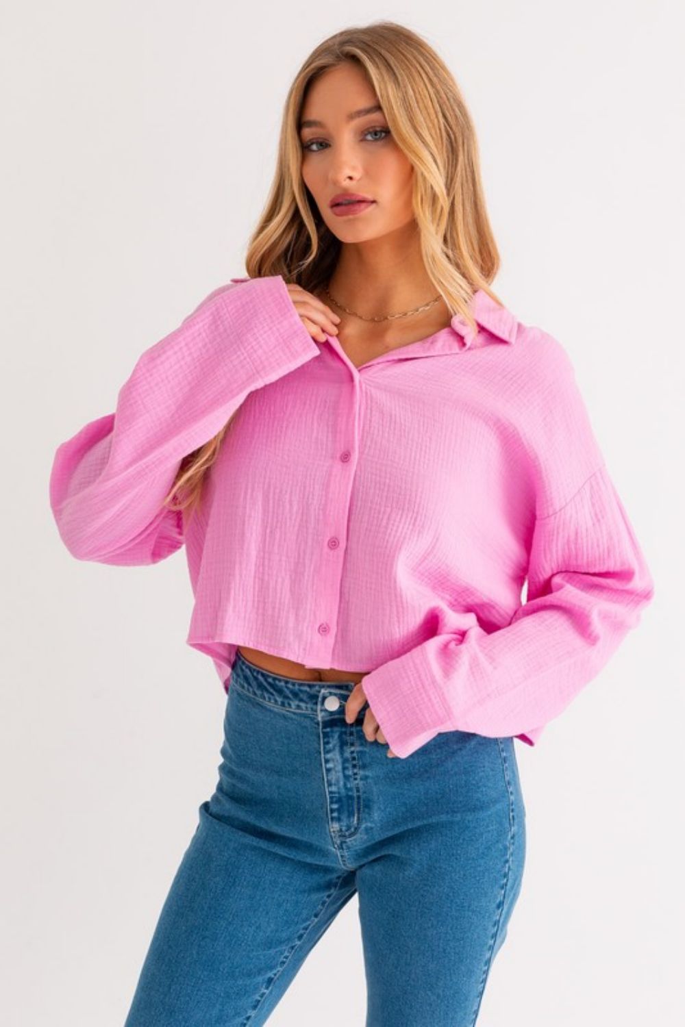 Gilli Button-Up Textured Cropped Shirt in Pink