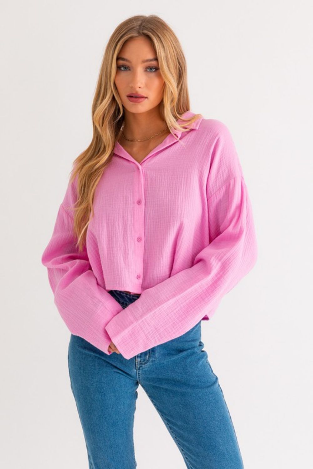 Gilli Button-Up Textured Cropped Shirt in Pink