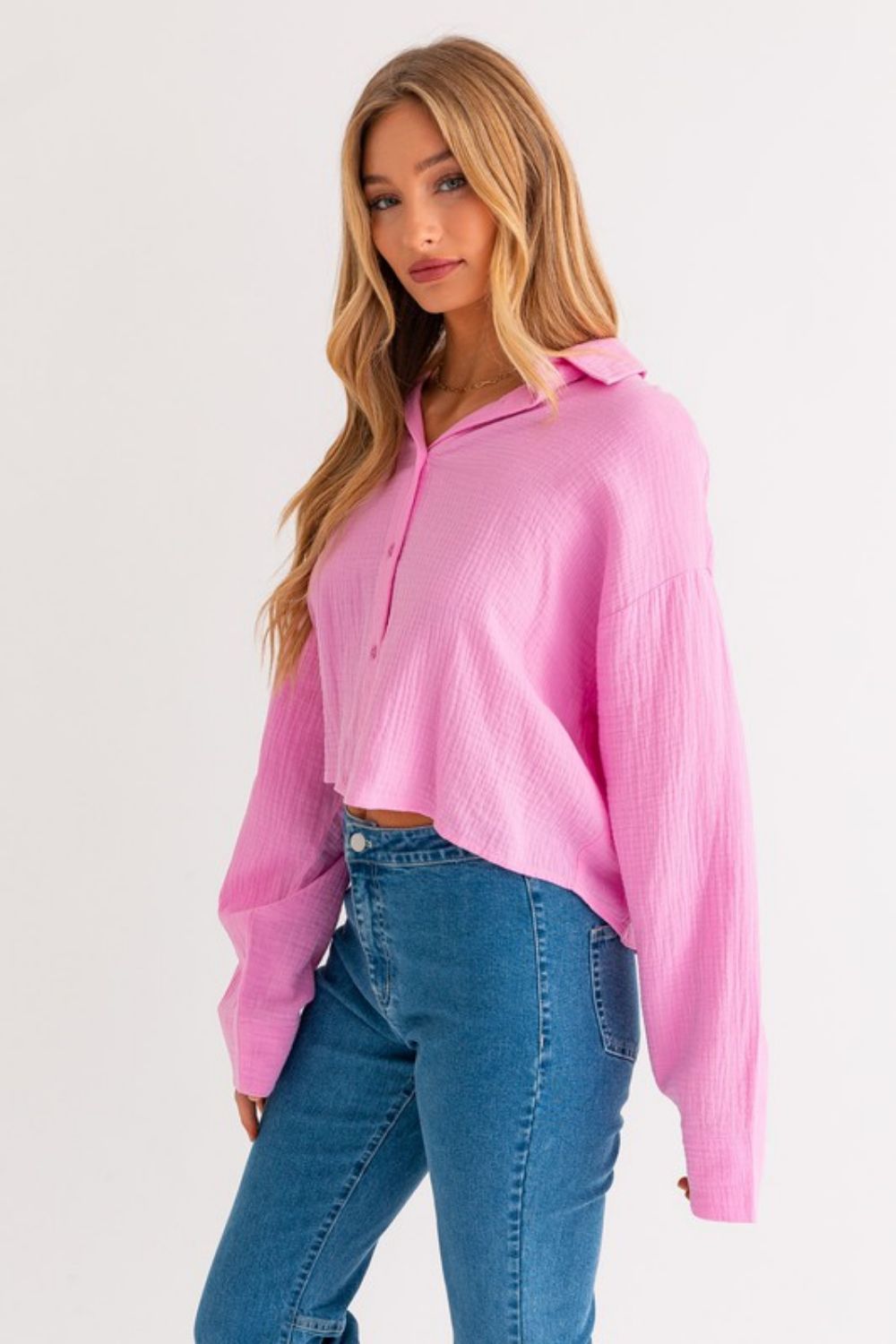 Gilli Button-Up Textured Cropped Shirt in Pink